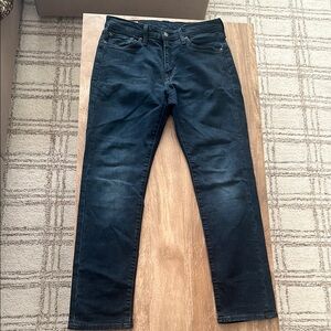 Men's Levi dark wash jean